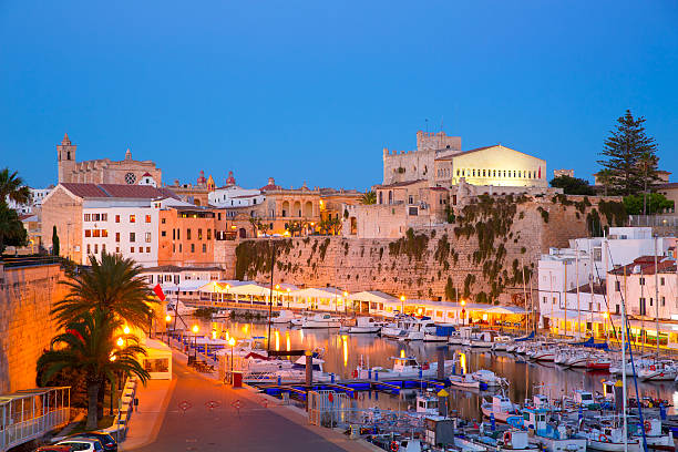 Ciutadella Menorca puerto deportivo puesta de sol ayuntamiento y catedral en Baleares
